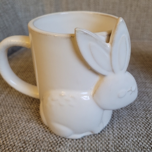 2 Bunny Rabbit Ceramic Mugs Antiqued Cream  Colour - Picture 2 of 9